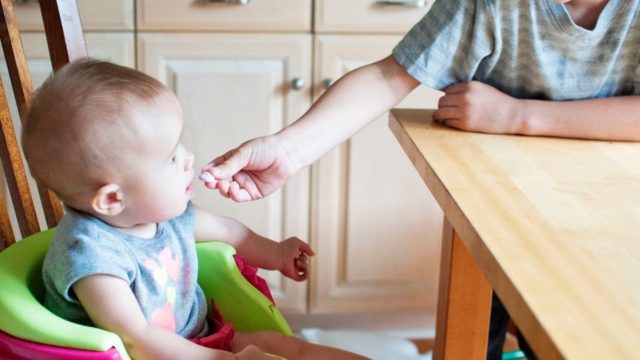 つかまり立ちができるようになったらお風呂は立たせて洗った方がラク 赤ちゃんの入浴方法 フワリブログ