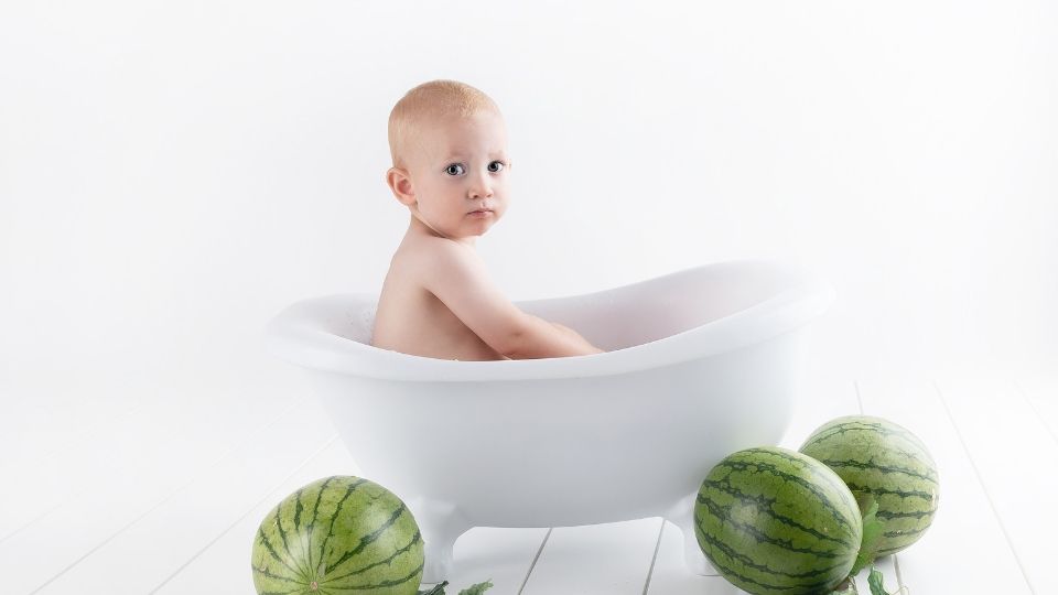 つかまり立ちができるようになったらお風呂は立たせて洗った方がラク 赤ちゃんの入浴方法 フワリブログ